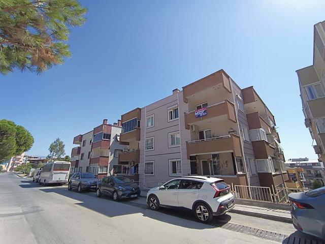 BORNOVA ATATÜRK MAH. BATIÇİM SİTESİ'NDE OTOPARKLI 2+1 SATILIK DAİRE