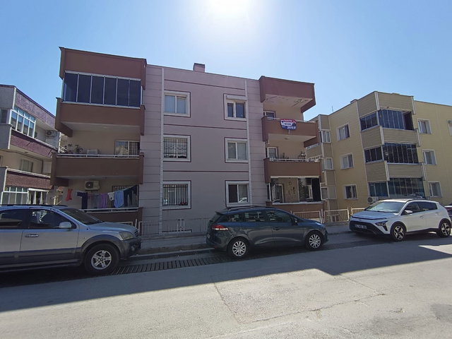 BORNOVA ATATÜRK MAH. BATIÇİM SİTESİ'NDE OTOPARKLI 2+1 SATILIK DAİRE