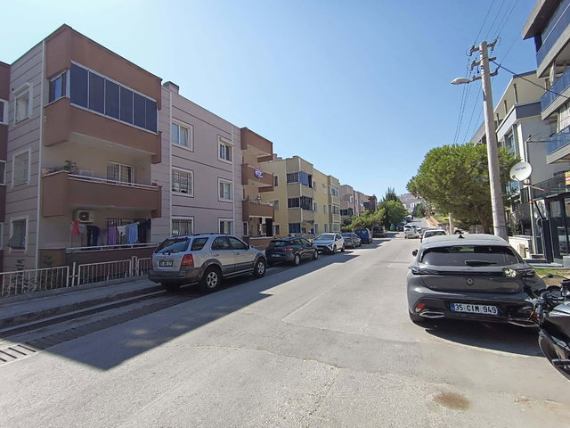 BORNOVA ATATÜRK MAH. BATIÇİM SİTESİ'NDE OTOPARKLI 2+1 SATILIK DAİRE