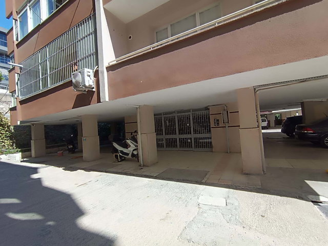 BORNOVA ATATÜRK MAH. BATIÇİM SİTESİ'NDE OTOPARKLI 2+1 SATILIK DAİRE