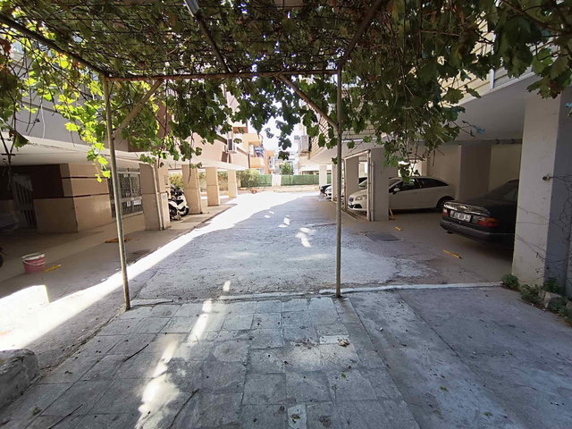 BORNOVA ATATÜRK MAH. BATIÇİM SİTESİ'NDE OTOPARKLI 2+1 SATILIK DAİRE