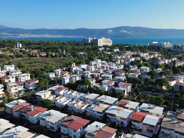MERKEZI KONUMLU DENIZE YÜRÜME MESAFELI İKIZ VILLA