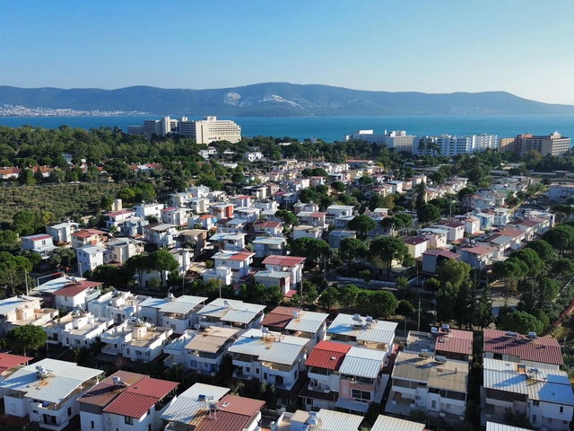 MERKEZI KONUMLU DENIZE YÜRÜME MESAFELI İKIZ VILLA