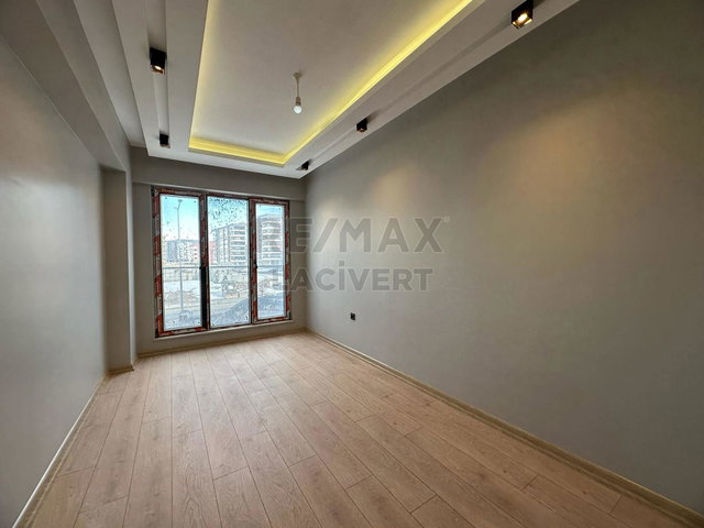 RE/MAX LACİVERT'TEN KOMBİNA'DA SATILIK 3+1 DAİRE