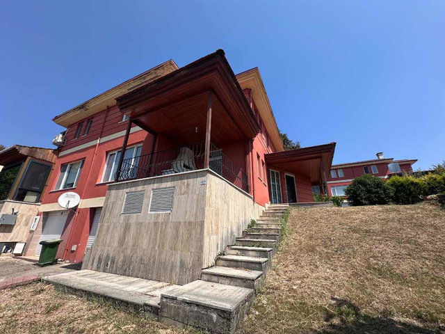 REMAX EFFECT AKMEŞE YOLU ÜZERI ÇAMLIK SITESI KIRALIK 4+1 VILLA
