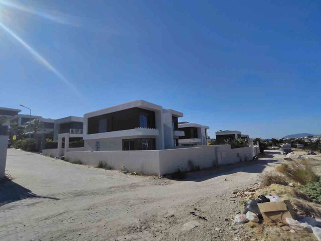 ÇEŞME YALI MAHALLESİNDE 4 ADET 3+1 SIFIR VİLLA