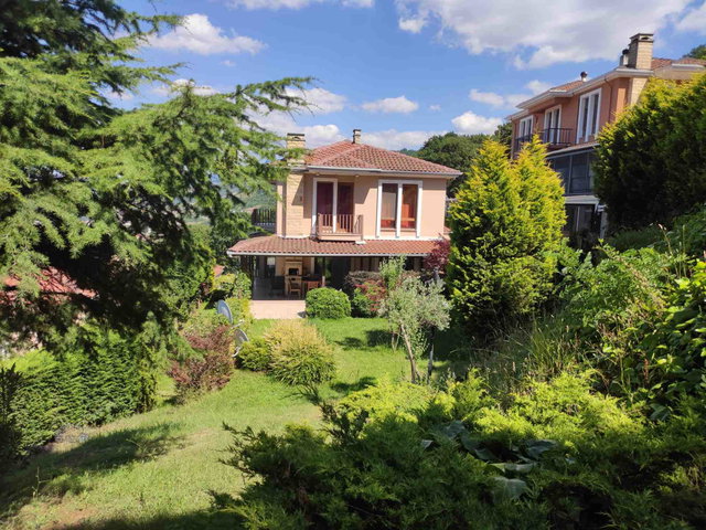 BAŞİSKELE DÖNGEL’DE ÜNİKENT KARŞIYAKA EVLERİ’NDE 510 M² BRÜT 4+1, 3 KATLI SATILIK VİLLA