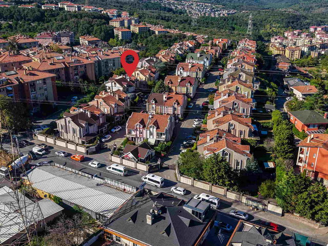 ZEKERİYAKÖY SATILIK HAVUZLU SİTE'DE 5+1 İKİZ VİLLA
