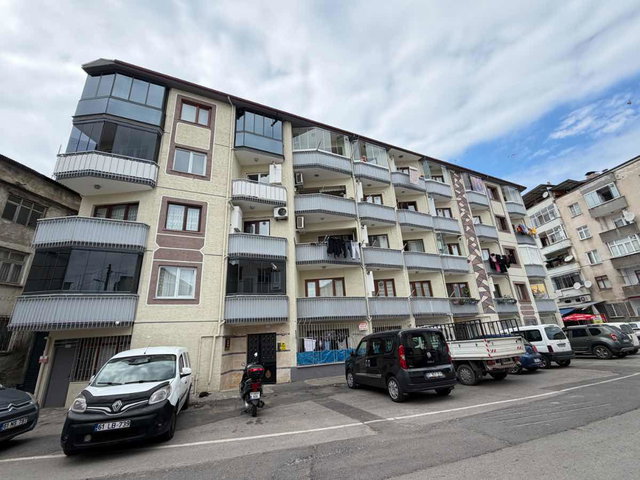 ATAPARKTA MEYDANA YÜRÜME MESAFESINDE 4+1 KIRALIK DAIRE