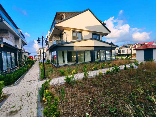 REMAX MAVİ GÜVENCESİYLE ​MAVİLİKLERE UYANIN! KOCAALİ SARAYLARI 2'DE DENİZE SIFIR FIRSAT VİLLA!