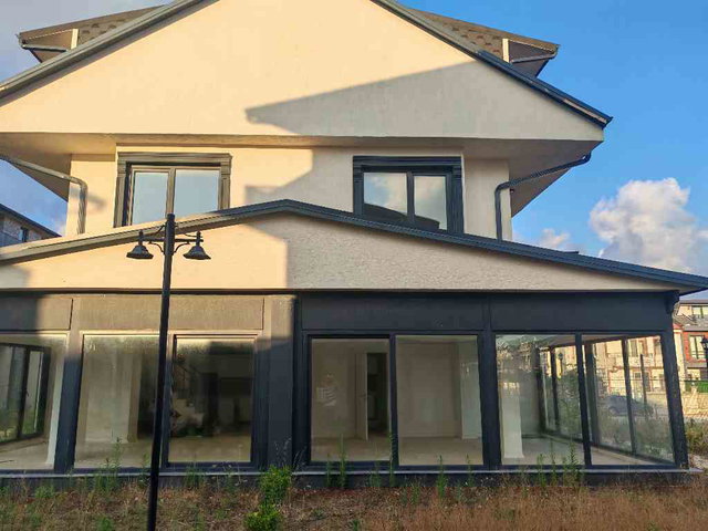 REMAX MAVİ GÜVENCESİYLE ​MAVİLİKLERE UYANIN! KOCAALİ SARAYLARI 2'DE DENİZE SIFIR FIRSAT VİLLA!