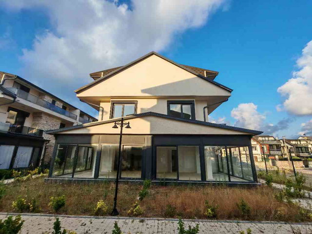 REMAX MAVİ GÜVENCESİYLE ​MAVİLİKLERE UYANIN! KOCAALİ SARAYLARI 2'DE DENİZE SIFIR FIRSAT VİLLA!