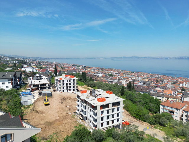 KARAMÜRSEL'DE DENIZ VE ORMAN MANZARALI PLAJA YAKIM YAŞAM FIRSATI