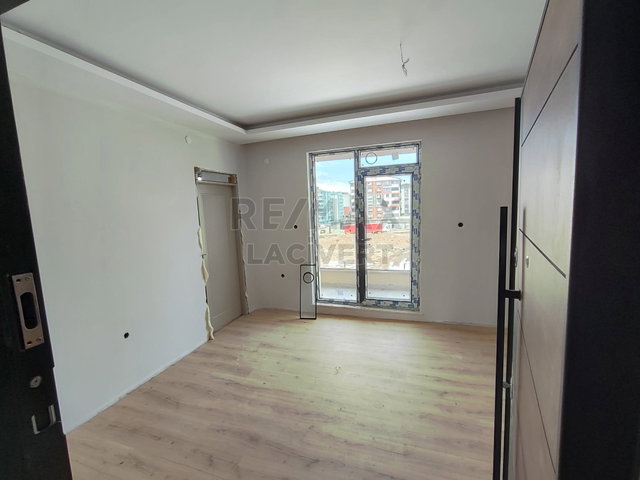 RE/MAX LACIVERT'TEN HILALKENT'TE SATILIK KIRACILI 1+1 DAIRE