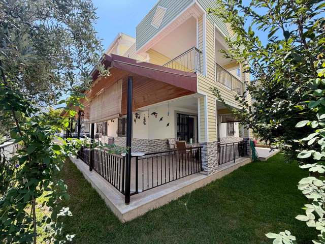 KUŞADASI GÜZELÇAMLI’DA 292 M² ARSA İÇİNDE TAM MÜSTAKİL 5+1 VİLLA