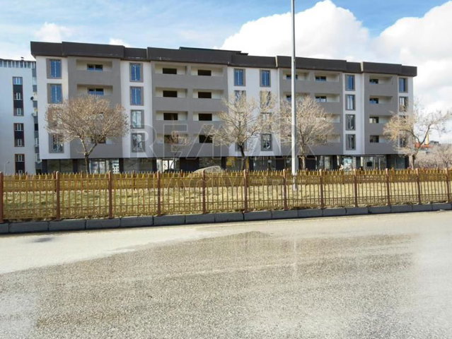 RE/MAX LACIVERT'TEN KARAYOLLARI ANA CADDE ÜZERINDE SATILIK 1+1