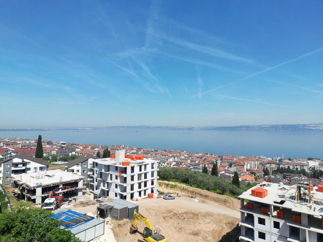 KARAMÜRSEL'DE MAVI BAYRAKLI PLAJA YAKIN YAŞAM SATILIK 2+1 DAIRE