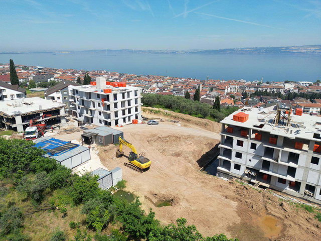 KARAMÜRSEL'DE MAVI BAYRAKLI PLAJA YAKIN YAŞAM SATILIK 2+1 DAIRE