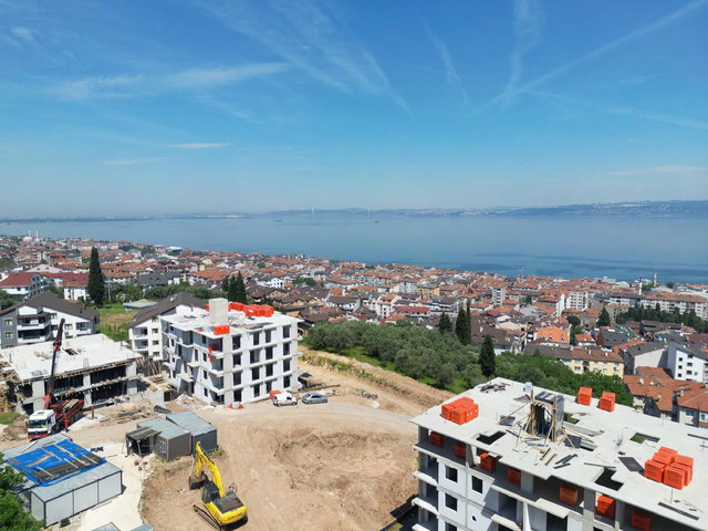 KARAMÜRSEL'DE MAVI BAYRAKLI PLAJA YAKIN YAŞAM SATILIK 2+1 DAIRE