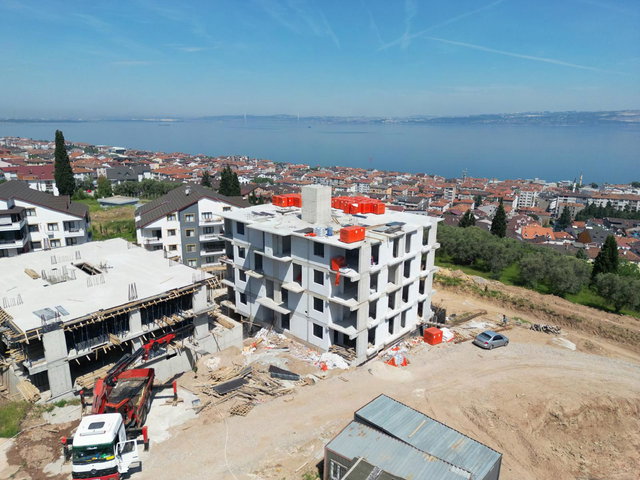 KARAMÜRSEL'DE MAVI BAYRAKLI PLAJA YAKIN YAŞAM SATILIK 2+1 DAIRE