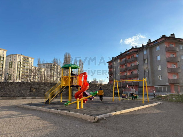 RE/MAX LACİVERT'TEN MEMURSEN KONUTLARIN'DA SATILIK 3+1 DAİRE