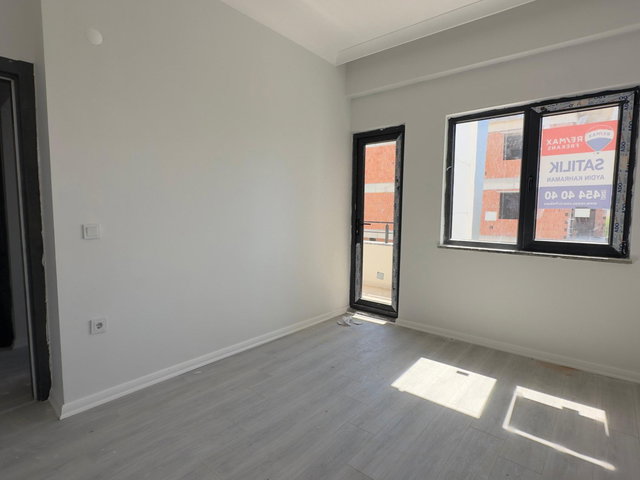 REMAX KANYON ALTINOVA CUMHURİYETTE SATILIK 1+1 AYRI MUTFAKLI