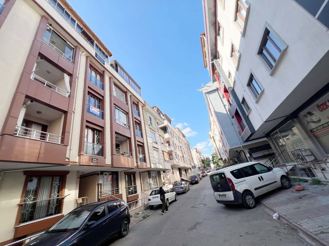 ÇEKMEKÖY METROYA YÜRÜME MESAFESİNDE İSKÂNLI • ARA KAT • NET 71 M² • BOŞ 2+1 DAİRE