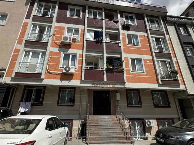 MERKEZİ LOKASYONDA AİLE BİNASINDA KİRALIK 2+1