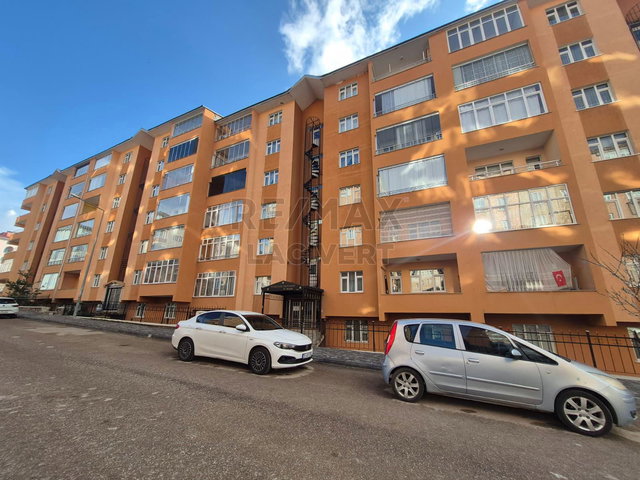 RE/MAX LACİVERT'TEN YILDIZKENT'TE SATILIK 3+1 DAİRE
