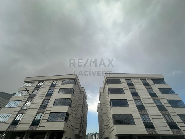 RE/MAX LACİVERT'TEN TOROL İNŞAAT'TA SATILIK 3+1 DAİRE