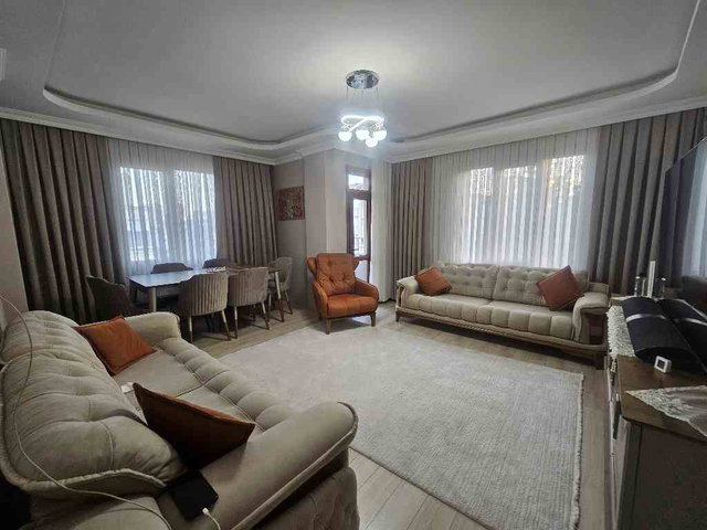 DEMİRKAPI MAHALLESİ’NDE ENSAR PARKI KARŞISI, TADİLATLI 120 M² SATILIK DAİRE