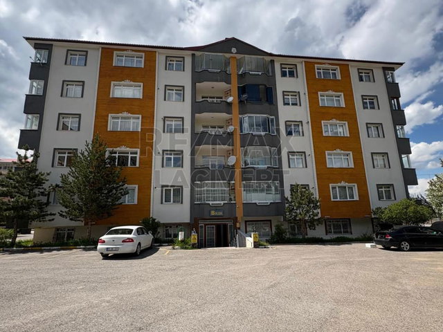 RE/MAX LACİVERT'TEN YILDIZKENT'TE SATILIK 4+1 DAİRE