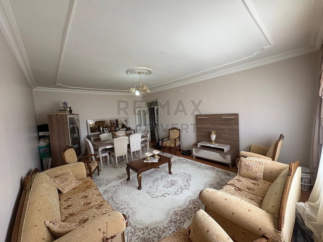 RE/MAX LACİVERT'TEN YILDIZKENT'TE SATILIK 4+1 DAİRE
