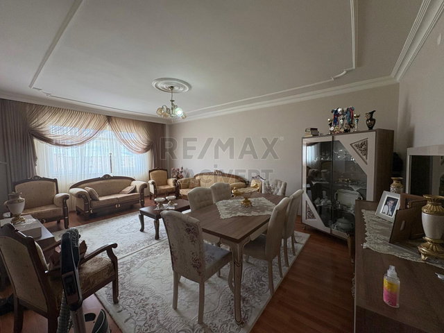 RE/MAX LACİVERT'TEN YILDIZKENT'TE SATILIK 4+1 DAİRE