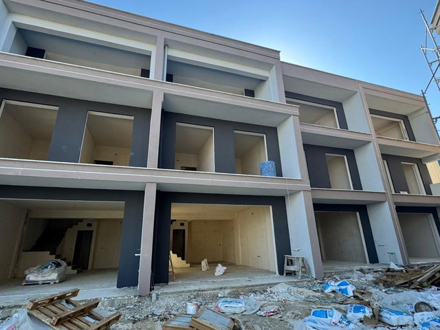 KABAOĞLU SIRASELVİLER VİLLALARINDA SATILIK SİTE İÇİ 3+1 TRİPLEKS