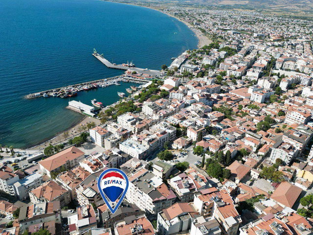 DİKİLİ GAZİPAŞA'DA ŞEHİR MERKEZİNDE DENİZE ÇOK YAKIN ARAKAT DAİRE