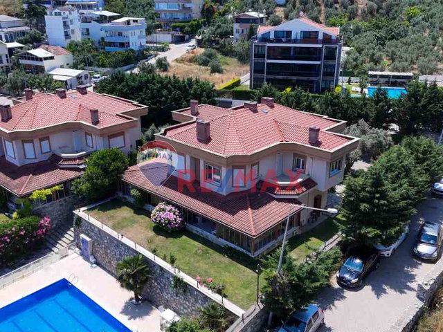 REMAX BEYAZ MUDANYA ALTINKUM'DA DENİZE SIFIR 6+2  SATILIK VİLLA