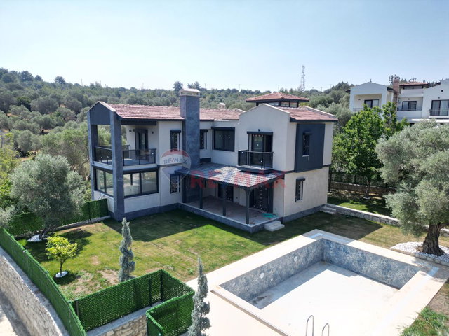 Kuşadası’nda 1 Dönüm Arsa içinde Satılık Özel Havuzlu Villa
