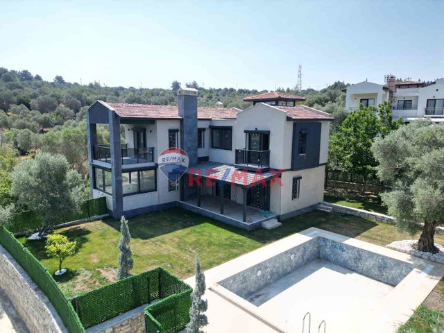 Kuşadası’nda 1 Dönüm Arsa içinde Satılık Özel Havuzlu Villa