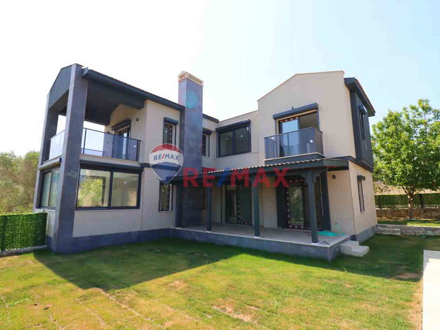 Kuşadası’nda 1 Dönüm Arsa içinde Satılık Özel Havuzlu Villa