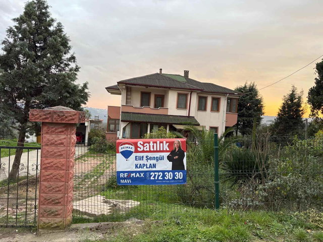 REMAX ELİF ŞENGÜL KAPLAN 607 M2 BAHÇE İÇERİSİNDE SATILIK DUBLEX