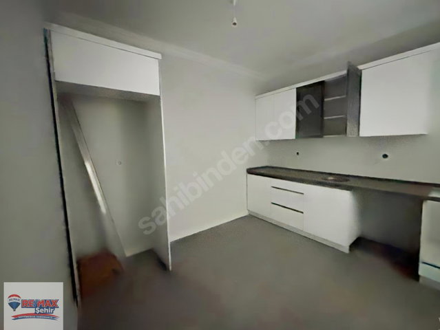 REMAX ŞEHİR'DEN YALOVA MERKEZDE SATILIK 2+1 DAİRE