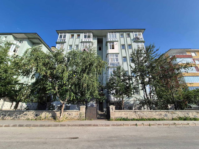 RE/MAX LACİVERT'TEN ŞÜKRÜPAŞA'DA SATILIK 3+1 ARAKAT DAİRE