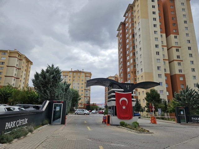 PARK ÇİFTLİK KONUTLARINDA SATILIK 3+1 BAKIMLI DAİRE