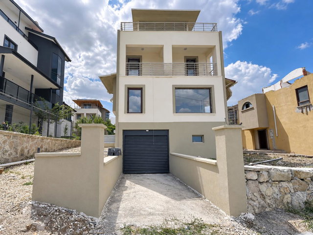 İŞBAŞARAN VİLLALARINDA HAVUZLU MODERN 6+1 KİRALIK VİLLA
