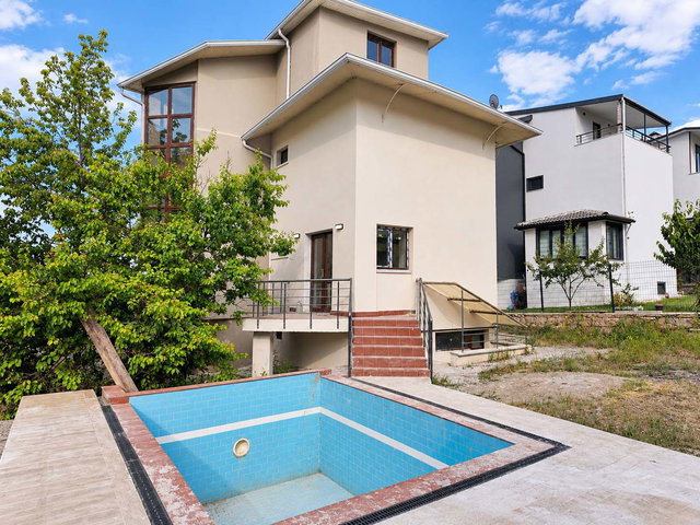 İŞBAŞARAN VİLLALARINDA HAVUZLU MODERN 6+1 KİRALIK VİLLA