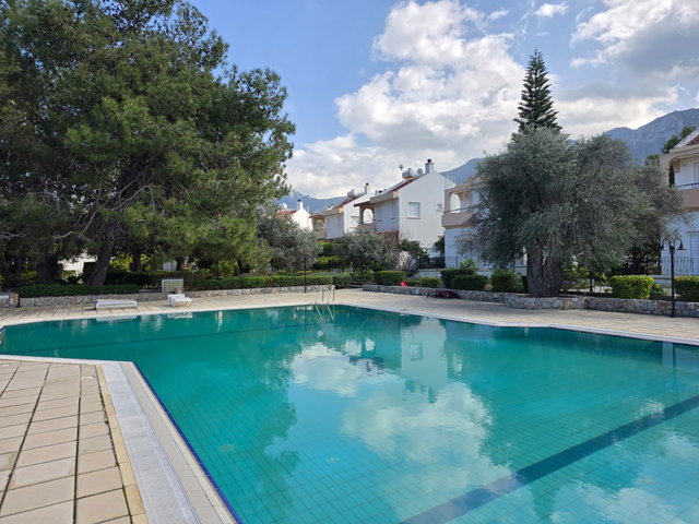 GIRNE ALSANCAK'TA HAVUZLU SITE İÇINDE 3+1 SATILIK VILLA