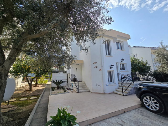 GIRNE ALSANCAK'TA HAVUZLU SITE İÇINDE 3+1 SATILIK VILLA