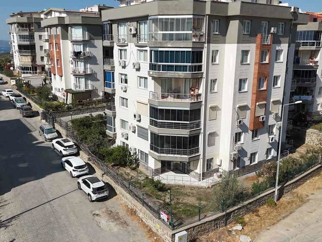 KUŞADASI DEĞIRMENDERE AHMET CENGIZ 4 SITESI‘NDE ORTAK HAVUZLU SATILIK 1 + 1 GENIŞ DAIRE ￼