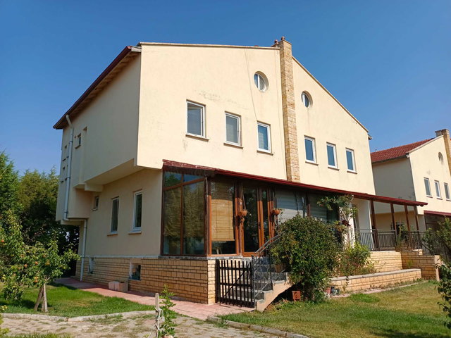 SAĞLIK KENT SİTESİNDE BÜYÜK ARSA PAYLI VE YEŞİL ALANLI 5+1 VİLLA